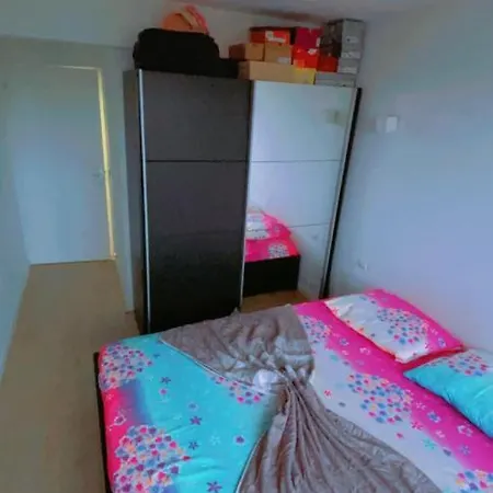 Homestay Propre Calme Dans Un Quartier Pavillonnaire Proche De Paris, La Defense, Les Champs Elysees Et Toutes Commodites *