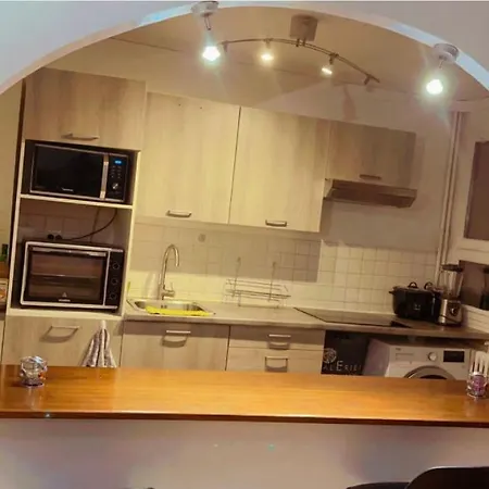 Homestay Propre Calme Dans Un Quartier Pavillonnaire Proche De Paris, La Defense, Les Champs Elysees Et Toutes Commodites Nanterre