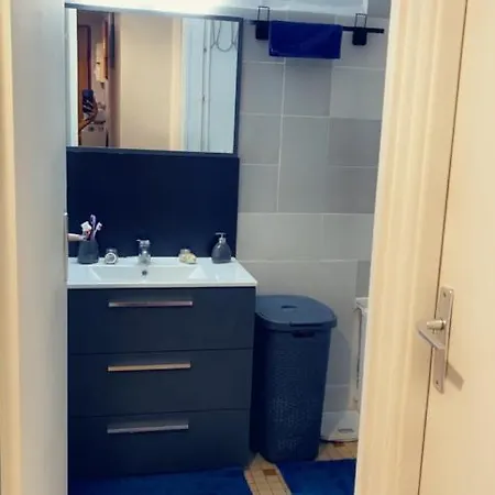Propre Calme Dans Un Quartier Pavillonnaire Proche De Paris, La Defense, Les Champs Elysees Et Toutes Commodites Nanterre