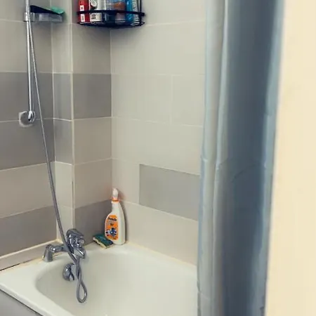 Propre Calme Dans Un Quartier Pavillonnaire Proche De Paris, La Defense, Les Champs Elysees Et Toutes Commodites Homestay Nanterre